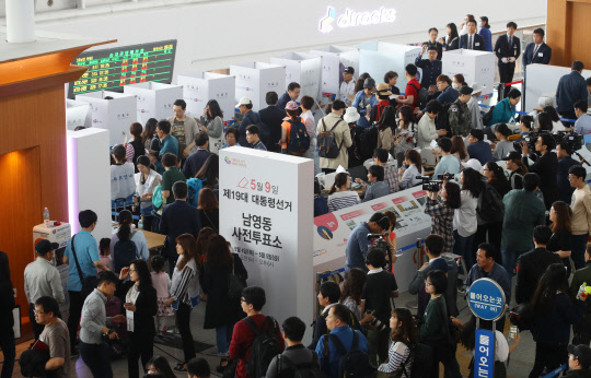 19대 대통령 선거 사전투표 첫째 날인 4일 오전 서울역에 마련된 남영동 사전투표소가 유권자들로 붐비고 있다. 사전투표는 신분증이 있으면 주소에 상관없이 전국 어느 사전투표소에서 할 수 있다.